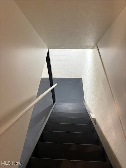 Building Photo - 195 Surrey Ln