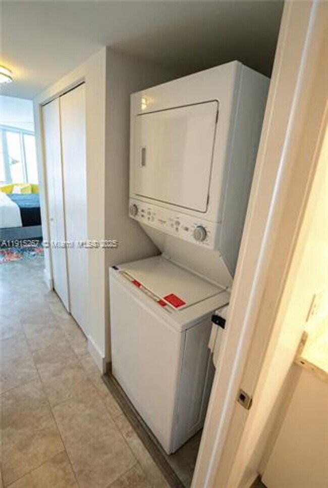 Building Photo - 1717 N Bayshore Dr