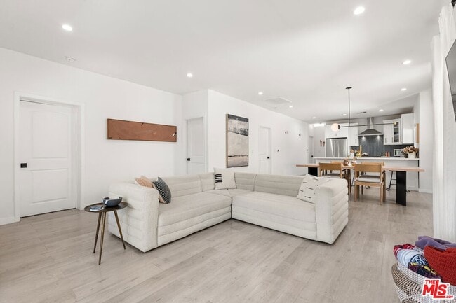 Building Photo - 1231 W 49th St