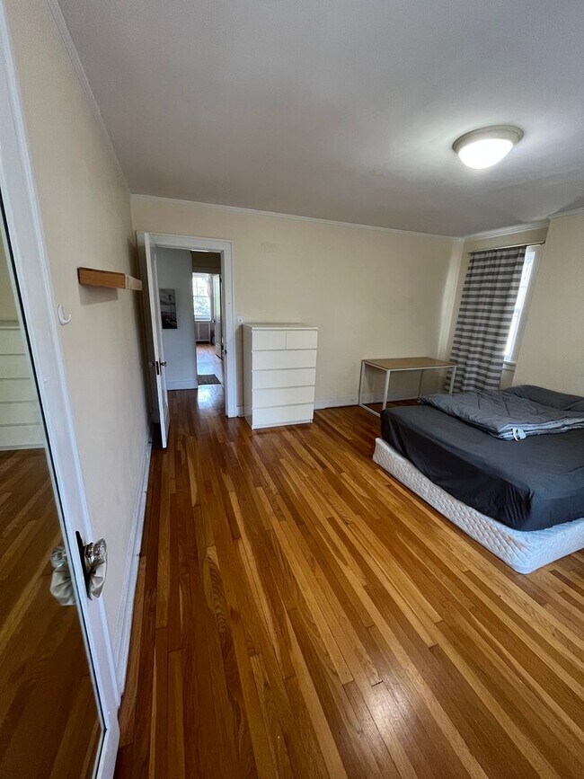 Building Photo - 3 Bedroom Squirrel Hill Home Available Now!