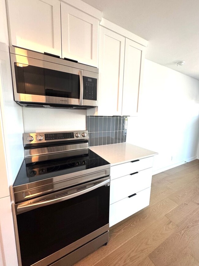 Building Photo - Remodeled Condo 2 Blocks to St. David's Me...