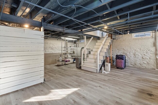 Building Photo - 171 Waite St