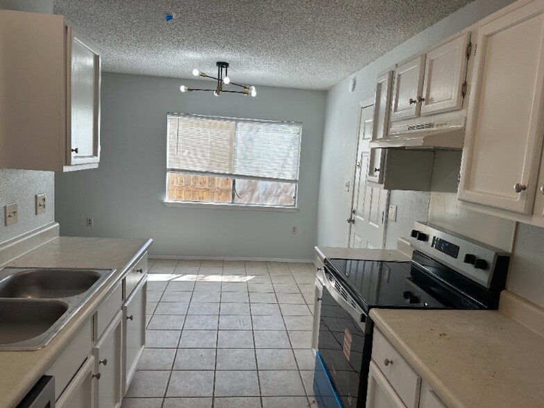 Building Photo - 4735 El Vedado St