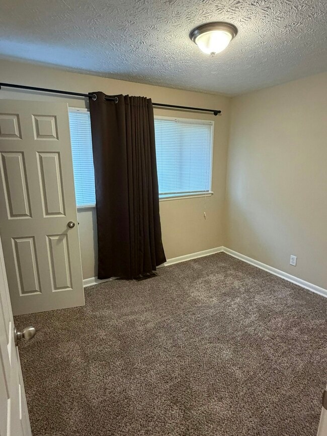 Building Photo - 2403 Meadow Dr