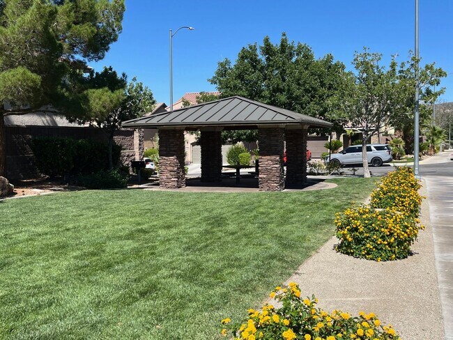 Building Photo - Wonderful 4-Bedroom Home with Loft & Den i...