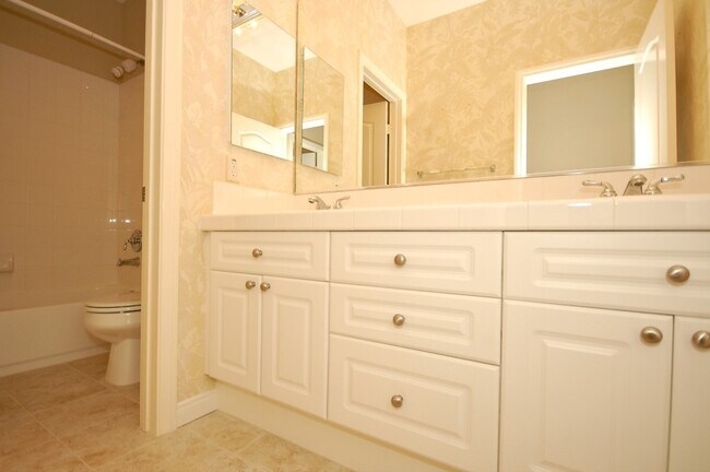 Building Photo - Amazing Location Home in Carlsbad with Lag...