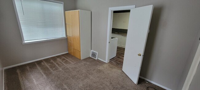 Building Photo - AVAILABLE JUNE - 4 Bed 1 Bath Located In East Hillside