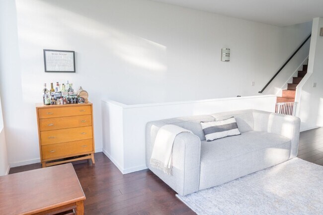 Building Photo - 3Bd/3.25Ba Seattle