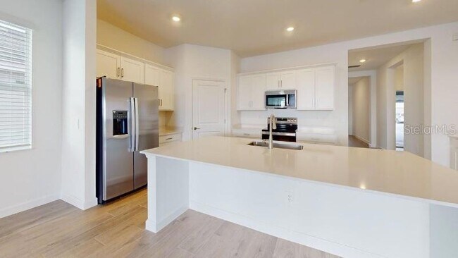 Building Photo - 7761 Lakes Edge Ln