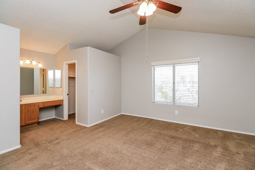 Building Photo - 441 S Maple