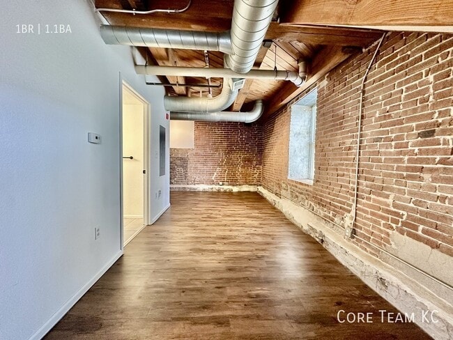 Building Photo - 202 W 5th St