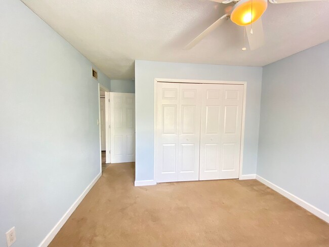 Building Photo - Spacious 3 bedroom, 2 bathroom Condo Locat...