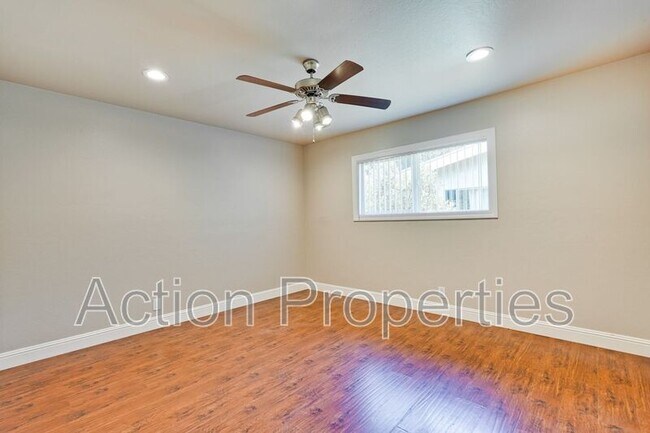 Building Photo - 4545 Moorpark Ave