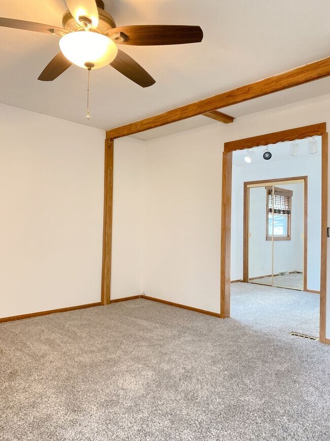 Building Photo - 3BD, 2BTH Bellevue Charmer Ready for YOU, $2,300!!