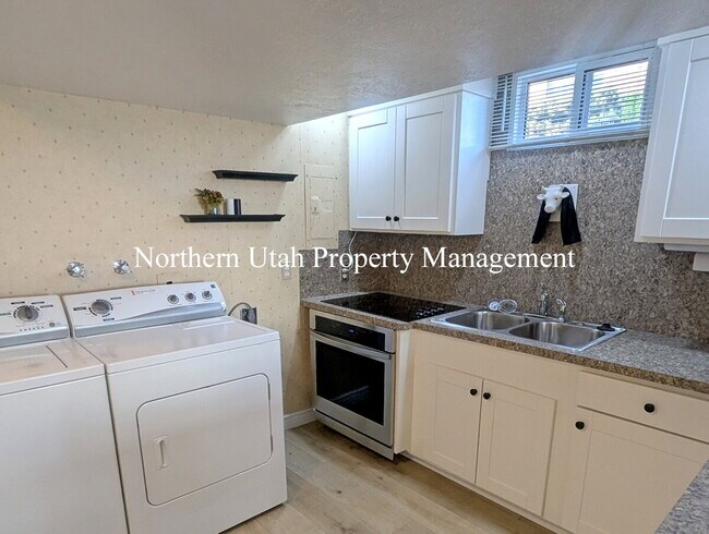 Building Photo - 1 Bed 1 Bath Lower Unit