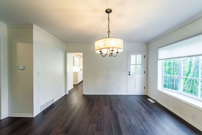 Building Photo - Newly remodeled Beautiful Traditional Ranc...