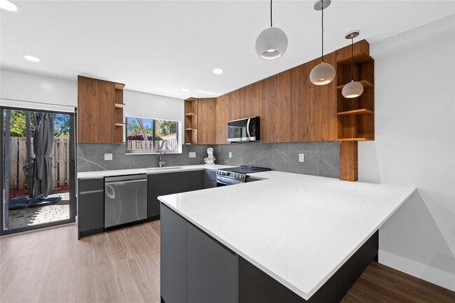 Building Photo - 340 City View Dr