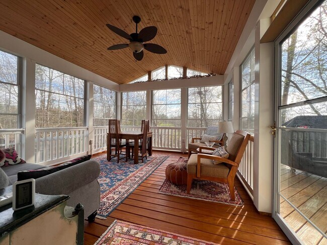 Building Photo - Heart's Desire End Unit Townhome 2700+ SqFt - Lowes Island