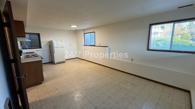 Building Photo - 3 BD I 3.5 BA Home - Separate Living Areas