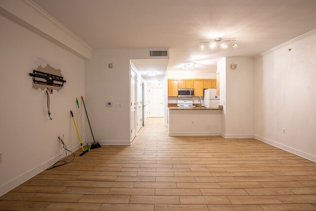 Building Photo - Cozy Studio Condo in Penn Quarter!