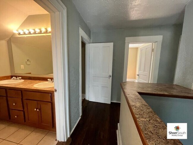 Building Photo - 6 bed 2 bath Single Family Home