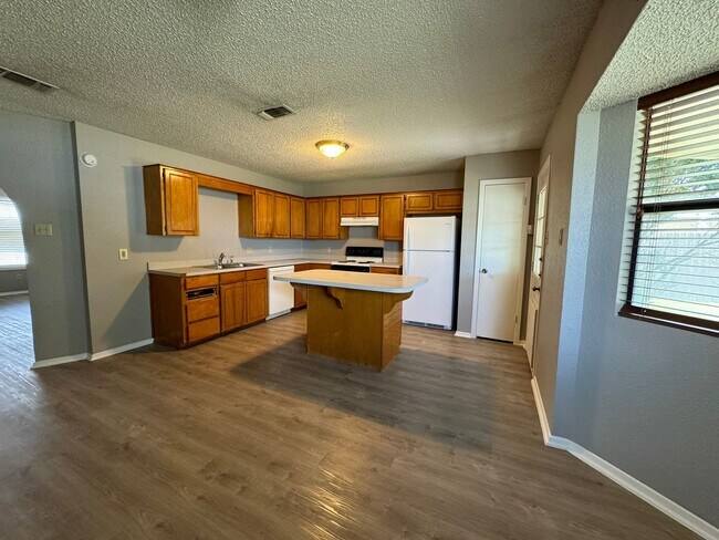 Building Photo - 3 bedroom 2 bath Refreshed