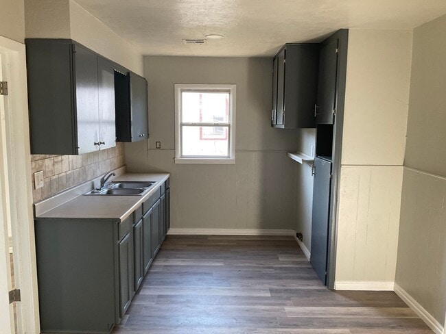 Building Photo - Three or Four Bedroom