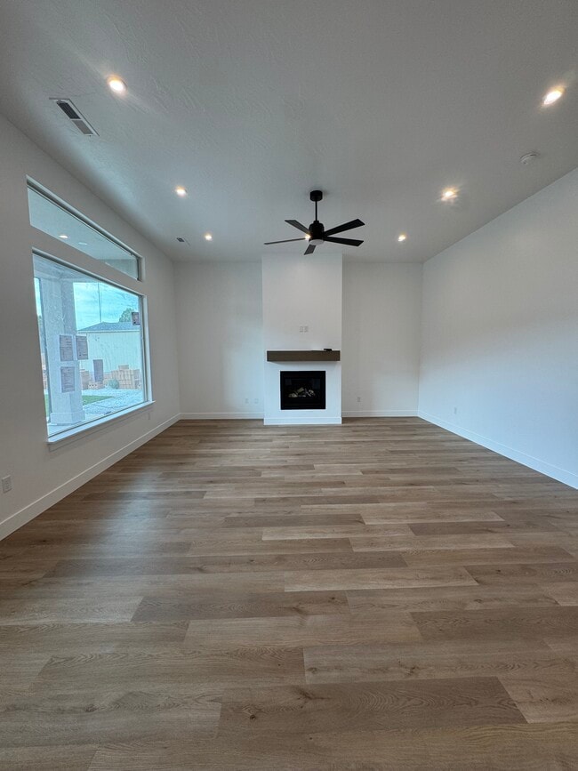 Building Photo - 1593 E Dihedral Dr