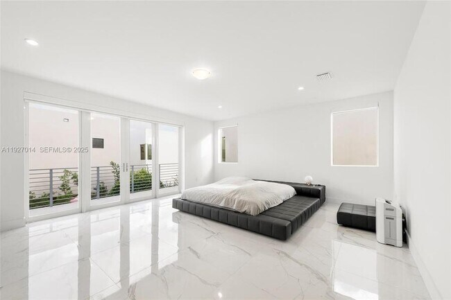 Building Photo - 7455 NW 103rd Pl