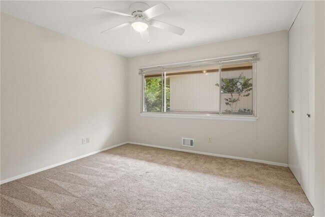 Building Photo - 705 Edgewater Trail