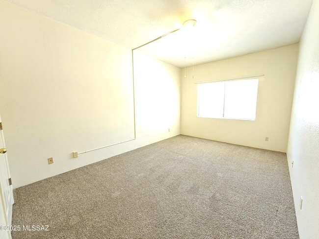 Building Photo - 5750 N Camino Esplendora