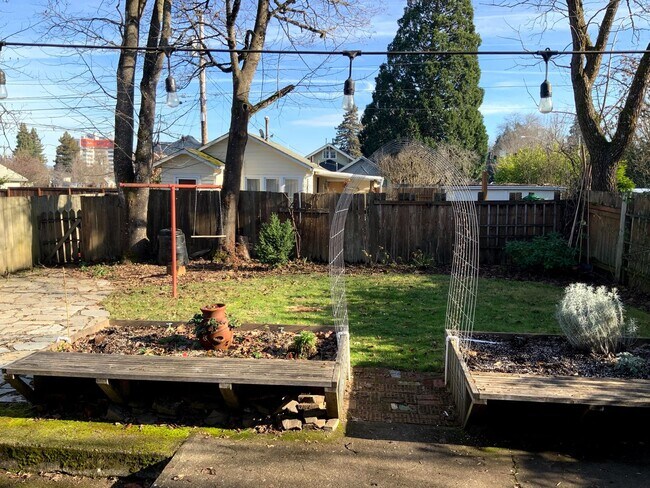 Building Photo - 4 Bedroom, 1.5 Bath House