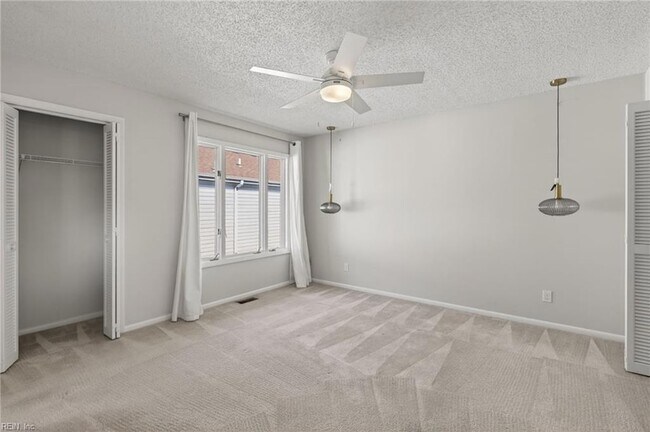 Building Photo - 2232 Vista Cir