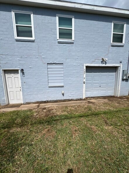 Building Photo - 429 W 2nd St