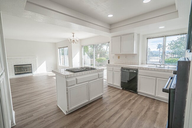 Building Photo - Charming Castaic Home Available 4/7/26