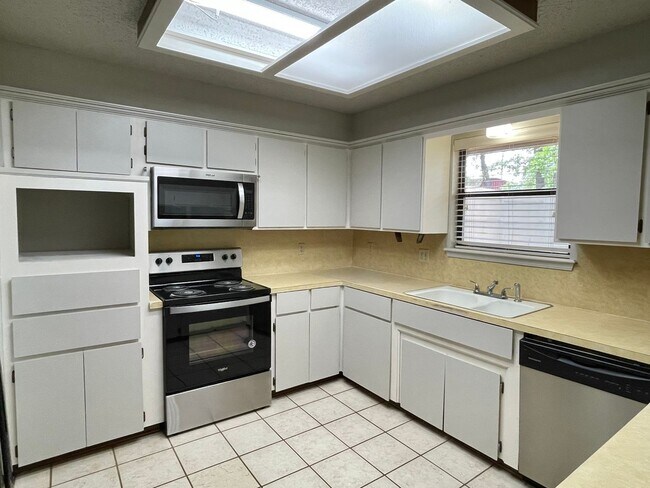 Building Photo - 903 E Northbrook Ave