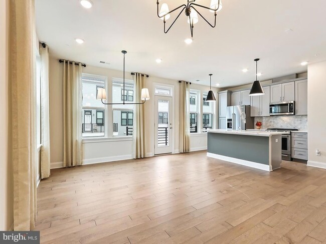 Building Photo - 715 Parker Blvd