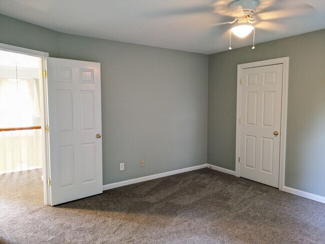 Building Photo - 4 Bedroom Home in Winslow Bay!