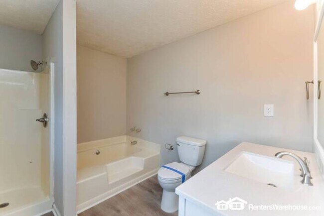 Building Photo - 5 BEDROOM 3 FULL BATH MULTI-LEVEL IN RIVER...