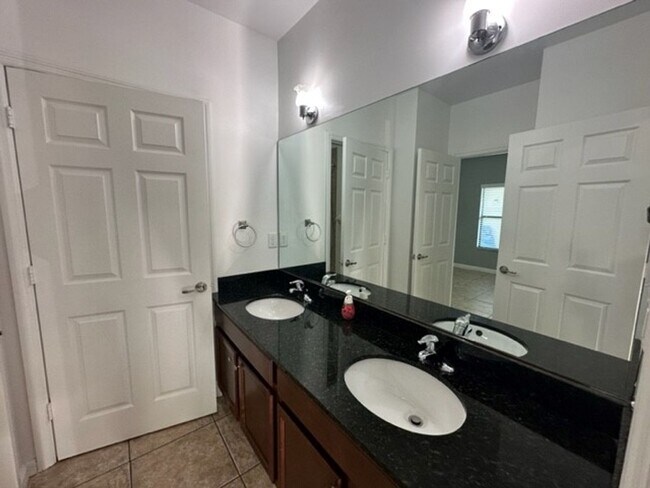 Building Photo - 1045 Villas LLC (1035 NE 10th Ave)