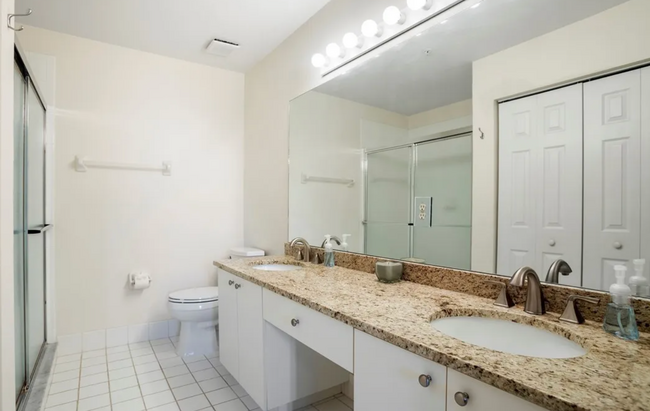 Building Photo - Chic 2BR Condo in Prime North Naples Locat...