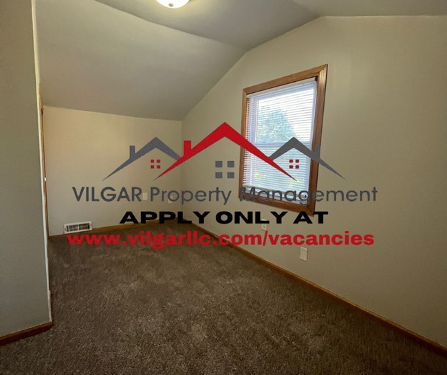 Building Photo - Step into comfort and style in this beauti...