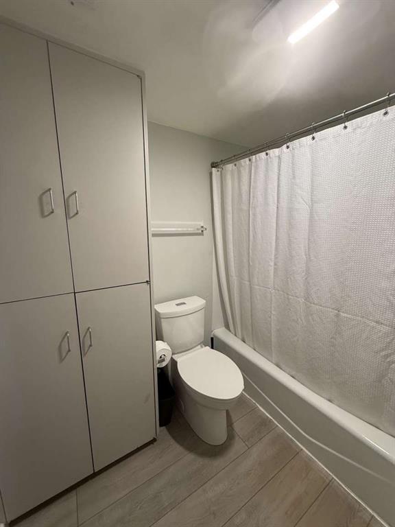 Building Photo - 1106 W 6th St