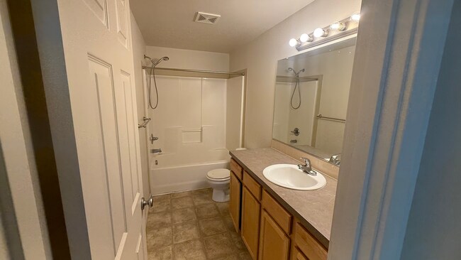 Building Photo - Spacious Strawberry Heights Duplex for Rent