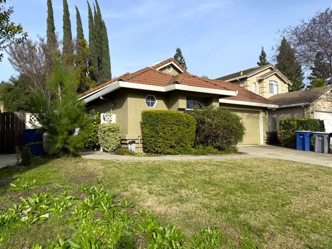 Building Photo - Adorbs 3/2 available NOW!!!