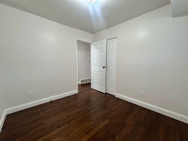 Building Photo - 5148 Fullerton Dr