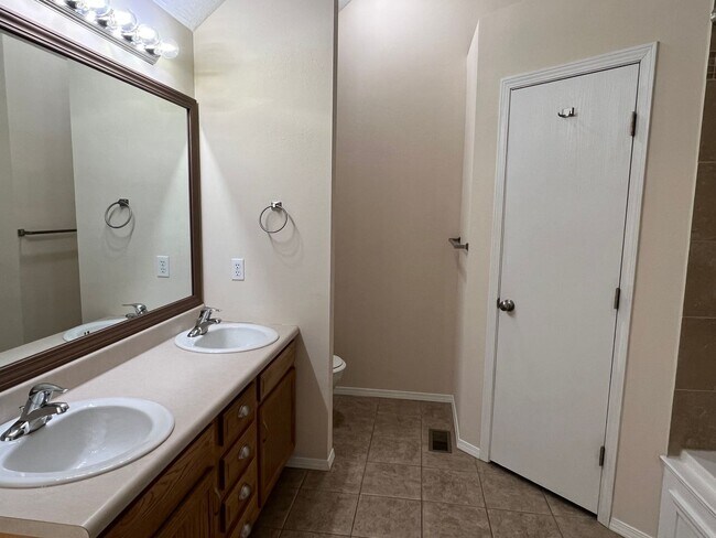 Building Photo - Republic Schools - Gorgeous 4 Bed 2 Bath 2 Car Garage For Rent