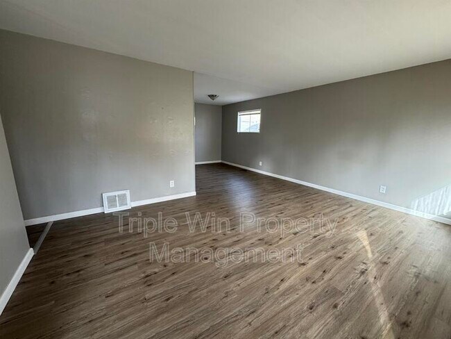 Building Photo - 227 Meadowcrest Dr