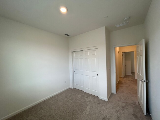 Building Photo - 5 Bedroom 4 Bathroom Home in The Quail River Gated Community with Solar!