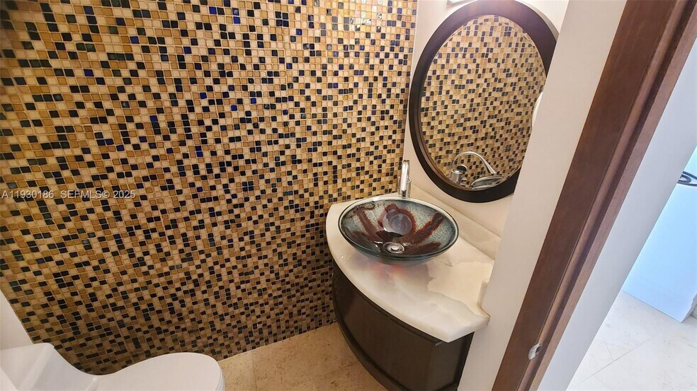 Building Photo - 1000 Venetian Way